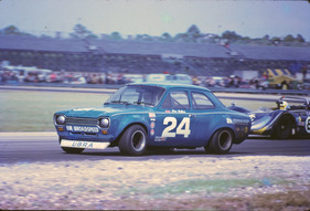 Ford Escort RS 1600 (1972) beim 6 Stunden Rennen von Daytona 1972 - Verfolgt von einem Porsche 908