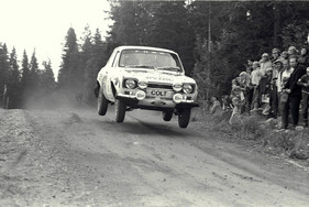 Ford Escort RS 1600 (1974) - Mikkola und Davenport bei der Tausend-Seen-Ralyle in Finland im Jahr 1974