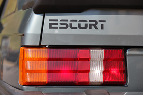 Ford Escort RS 1600i (1982) - "Escort"-Schriftzug und die typischen geriffelten Leuchten