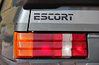 Ford Escort RS 1600i (1982) - "Escort"-Schriftzug und die typischen geriffelten Leuchten