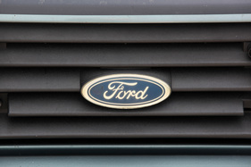 Ford Escort RS 1600i (1982) - Ford-Zeichen auf dem Kühlergrill