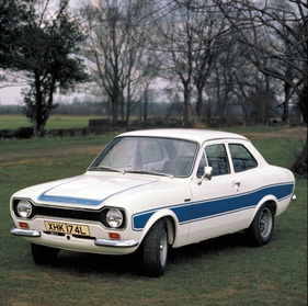 Ford Escort RS 2000 (1973) - mit der charakteristischen Lackierung mit dem Streifen über die Flanke und auf der Motorhaube