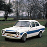 Ford Escort RS 2000 (1973) - mit der charakteristischen Lackierung mit dem Streifen über die Flanke und auf der Motorhaube
