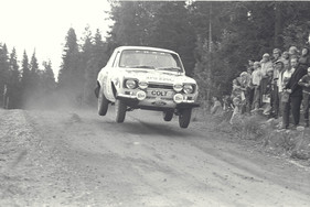 Ford Escort RS 2000 (1974) - Mikkola und Davenport siegen bei der 1000 Seen Rallye