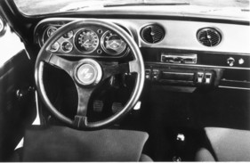 Ford Escort RS 2000 (1974) - griffiges Lenkrad und komplettes Armaturenbrett