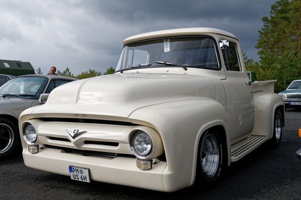 Ford F-100 Stepside (1956) – hat schon lange keinen Acker mehr gesehen – Oldtimer-Show Berlin 2022