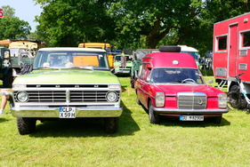 Ford F 350 Super Camper Special neben einem Mercedes Strich/8 mit Krankenwagenaufbau – Bockhorner Oldtimermarkt 2025