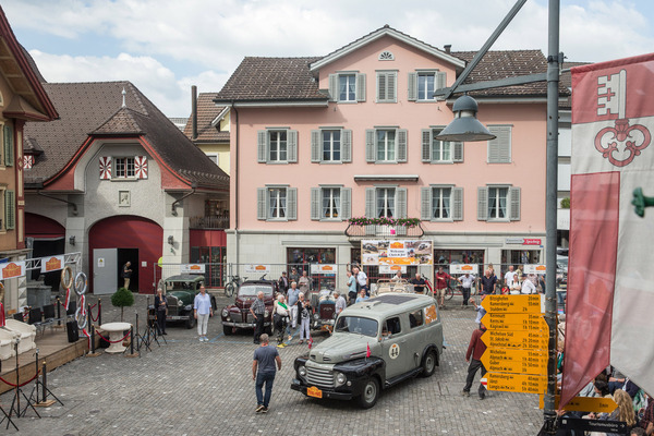 Bild Ford F1 (1949) - Feier in Sarnen - Rallye Peking-Paris 2024