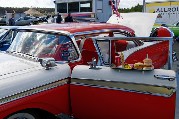 Bild Ford Fairlane 500 Club Sedan (1957) – appetitliche Deko gehört beim Treffen einfach dazu – Oldtimer-Show Berlin 2022