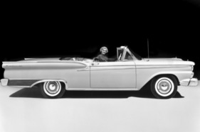 Ford Fairlane 500 Skyliner Hardtop Convertible (1958) - Modell 1959 mit versenkbarem Stahlblech-Dach, charmant präsentiert