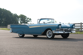 Ford Fairlane 500 Sunliner (1957) - als Lot 244 an der RM Auction Hershey vom 9./10. Oktober 2014