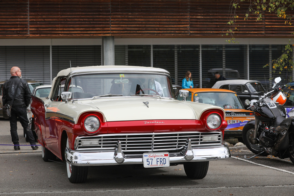 Ford Fairlane 500 Sunliner (1957) - natürlich mit Zweifarbenlackierung - FNA Jahrestreffen 2025