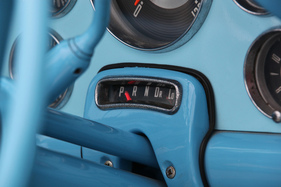 Anzeige für die Wählhebelstellung der Dreigang-Fordomatic. In Stellung DR fährt sie im zweiten Gang an.