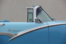 Eine Zierleiste wie eine Schaumkrone auf einem Wellenkamm. 1955 saß der Knick noch weiter vorn.