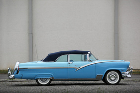 Auch mit geschlossenem Verdeck stimmt die Linie. Wer es nicht ganz herunterfahren wollte, konnte mit einem Reißverschluss auch nur die Heckscheibe öffnen.