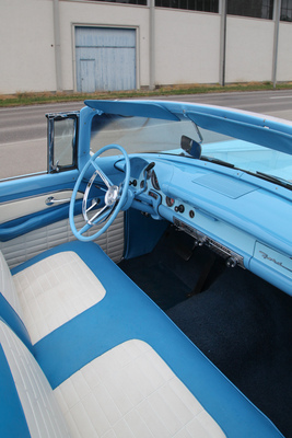 Im Gegensatz zu Limousinen und Coupés hatten die Cabrios stets schwarzen Teppich