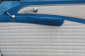 Die Steppung der Türverkleidung nimmt das Musster des Kühlergrills auf