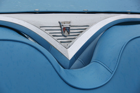 Das Ford-Wappen findet sich auch zwischen den Rücksitzen am Verdeckkasten...