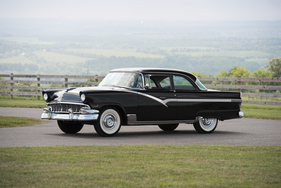 Ford Fairlane Tudor Sedan (1956) - als Lot 231 an der RM Auction Hershey vom 9./10. Oktober 2014