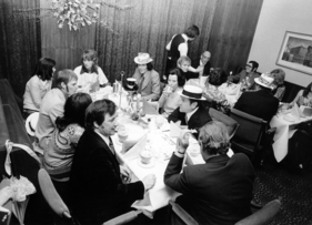 Ford-Fest - Die Kölner feiern dennnoch fröhlich in der Krise. Am vorderen Tisch sitzt von links; Hans Herrmann, Hans Heyer sowie die Streckensprecher Rainer Braun und Jochen Luck (beide mit Hut)