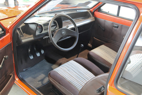 Ford Fiesta 1.0 L (1980) -das Interieur sieht fast wie neu aus - Retro Classics Stuttgart 2017