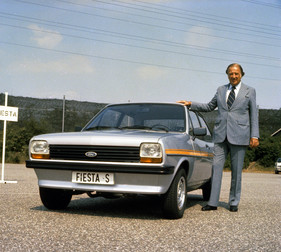 Ford Fiesta (1976) - Henry Ford II posiert mit einem Fiesta S