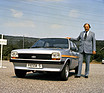 Ford Fiesta (1976) - Henry Ford II posiert mit einem Fiesta S