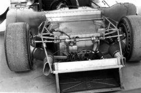 Das Aluminium-Fahrgestell und die Vorderradaufhängung stammten vom GT 40 Mk IV. Das Getriebe der Zahnstangenlenkung sass noch vor der Achse. Gut zu sehen sind die üppigen Kühlluftkanäle zu den Bremsen.