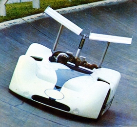 Der Ford G7 A basierte auf dem Langstrecken-Sportwagen GT 40 Mk IV, der 1967 die 24 Stunden von Le Mans gewonnen hat. Hier fährt Mario Andretti den Renner mit dem ungewöhnlichen, zweigeteilten Heckflügel durch die Steilkurve auf dem Ford-Testgelände in Dearborn.