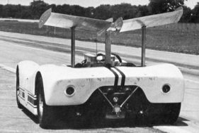 Die mittlere Stützstrebe des Heckflügels war eine Idee von Roy Lunn und in der Höhe verstellbar. Mit ihr konnte der Fahrer den Winkel der Flügelhälften verstellen und so zwischen hohem Abtrieb und niedrigem Luftwiderstand wählen.