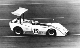 Jack Brabham bei seinem einzigen Einsatz im Ford G7-A beim Rennen in Michigan 1969, bei dem er jedoch ausfiel. Der Spoiler ist inzwischen einteilig, wirkt aber noch immer direkt auf die Hinterachse.