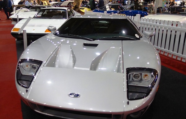 Ford GT (2005) - zusammen mit weissen Ferrari-Klassikern - InterClassics Maastricht 2018