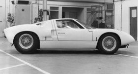 Ford GT 40 (1964) - Stahl-Monocoque und Kunststoffteile für Front, Heck und Teile des Interieurs, nur gut ein Meter hoch