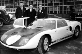 Ford GT 40 (1964) - stolz zeigen John Wyer, Eric Broadley (Lola) und Roy Lunn kurz vor dem Verladen für den Transport zur New York Autoshow den neuen GT, später soll er dann am Nürburging seine Talente zeigen