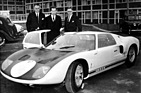 Ford GT 40 (1964) - stolz zeigen John Wyer, Eric Broadley (Lola) und Roy Lunn kurz vor dem Verladen für den Transport zur New York Autoshow den neuen GT, später soll er dann am Nürburging seine Talente zeigen