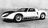 Ford GT 40 (1965) - Darstellung der besonderen Benzintank-Konstruktion, die aus mehreren Gummi-Nylon-Behältern der Firma Goodyear bestand