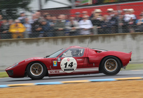 Bild Ford GT 40 (1965) Scuderia Filipinetti - Gesamtsieger im Plateau 4 (1962-1965) an der Le Mans Classic 2012