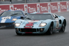 Ford GT 40 (1965) auf der Zielgeraden - Gesamtplatz 2 im Plateau 4 (1962-1965) an der Le Mans Classic 2012
