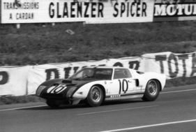 Ford GT 40 (1965) - bei den 24 Stunden von Le Mans im Jahr 1965 - gut zu erkennen der Frontspoiler und die Abrisskante am Heck