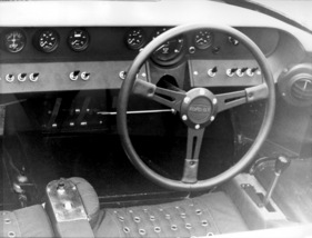 Ford GT 40 (1965) - das Rennwagen-Cockpit mit allem, was man zum schnellen Fahren braucht