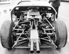 Ford GT 40 (1965) - ein Colotti-Vierganggetriebe leitet die 350 PS (SAE) auf die Hinterachse, 11 1/2 Zoll grosse Scheibebremsen mit getrennten Bremskreisen vorne und hinten sorgen für die Verzögerung