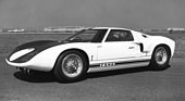 Ford GT 40 (1965) - formlich erinnern die ersten Versionen noch stark an den Lola GT