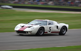 Ford GT 40 (1965) - im Rennen um die Whitsun Trophy am Goodwood Revival 2013