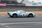Ford GT 40 (1965) in der ersten Kurve nach dem Start - Gesamtplatz 2 im Plateau 4 (1962-1965) an der Le Mans Classic 2012