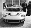 Ford GT 40 (1965) - ursprünglich nur "Ford GT" genannt - hier an einer Autoausstellung