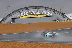 Ford GT 40 (1965) vor dem Dunlopbogen - Gesamtplatz 2 im Plateau 4 (1962-1965) an der Le Mans Classic 2012
