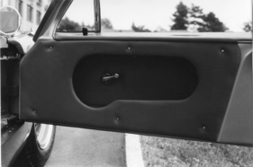 Ford GT 40 Graber (1966) - Beifahrertüre und mit Leder bezogene Tür-Innenseite mit Kurbel für die versenkbaren Seitenfenster - nur einmal so produziert