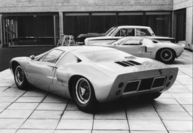 Ford GT 40 Graber (1966) - der von Hermann Graber überarbeitete GT 40 vor der Street-Version des GT40 (im Hintergrund)