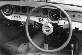 Ford GT 40 Graber (1966) - wegen der Kurbelfenster musste das Radio in die Mitte, das ganze Interieur war in Leder gefasst