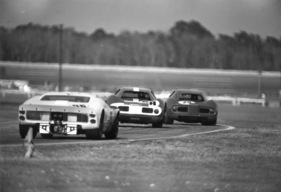 Ford GT 40 MKII (1966) in Daytona 1966 - Ford GT40 von Chris Amon hinter zwei Ferrari 250 LM von Hawkins und Hulme